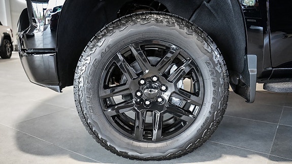 Chevrolet Silverado EV 7 of 24