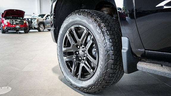 Chevrolet Silverado EV 6 of 24