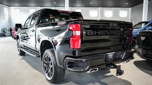 Chevrolet Silverado 3 of 5