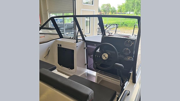 Falcon BRs4 Utställningsbåt. Mercury F60 EFI 2026