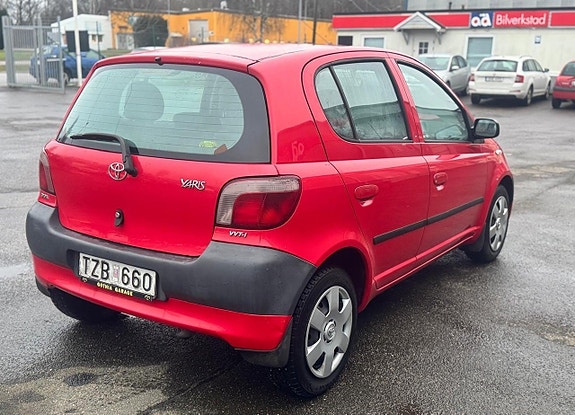 Toyota Yaris 8 of 21