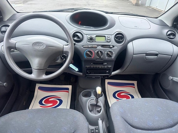 Toyota Yaris 14 of 21