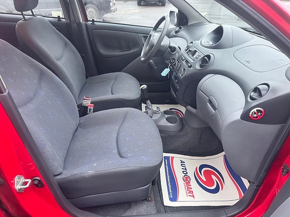 Toyota Yaris 18 of 21