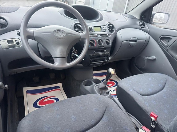 Toyota Yaris 13 of 21
