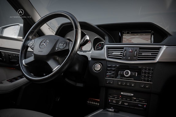 Mercedes-Benz E500 9 of 27