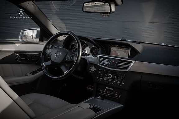 Mercedes-Benz E500 8 of 27