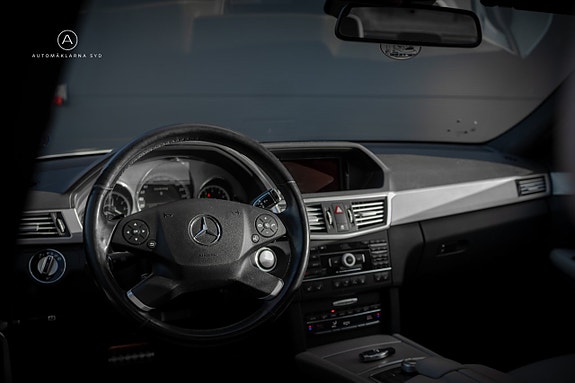 Mercedes-Benz E500 7 of 27
