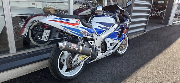Suzuki GSX-R 750 SRAD 3 of 11