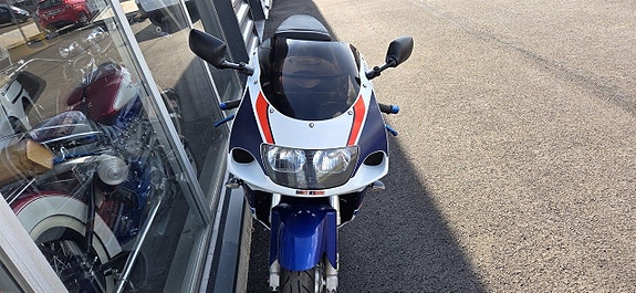 Suzuki GSX-R 750 SRAD 8 of 11