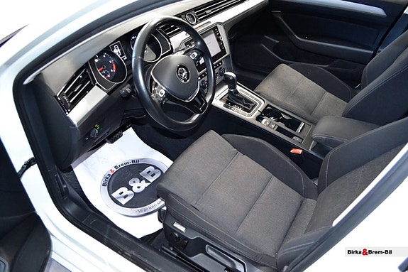 Volkswagen Passat 14 of 17