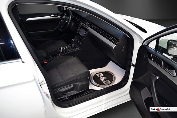 Volkswagen Passat 10 of 17