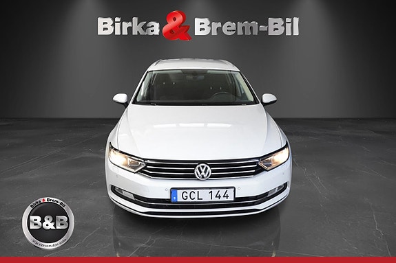 Volkswagen Passat 2 of 17
