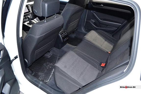 Volkswagen Passat 13 of 17