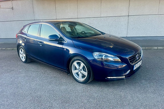 Volvo V40 2 of 15