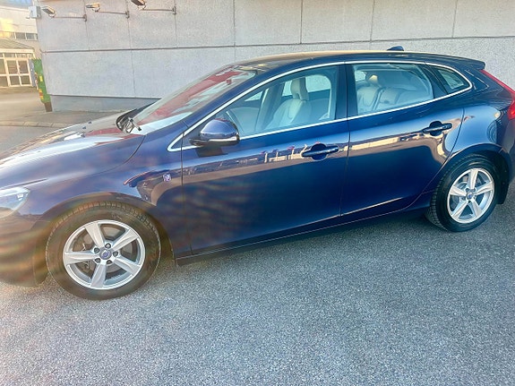 Volvo V40 3 of 15