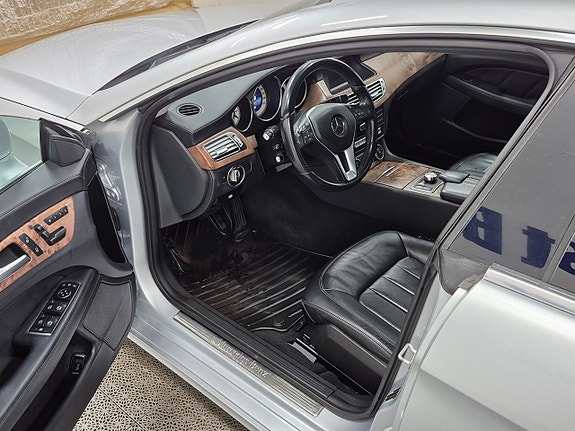 Mercedes-Benz CLS350 2 of 9