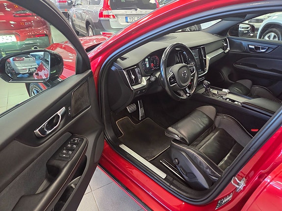 Volvo V60 2 of 5