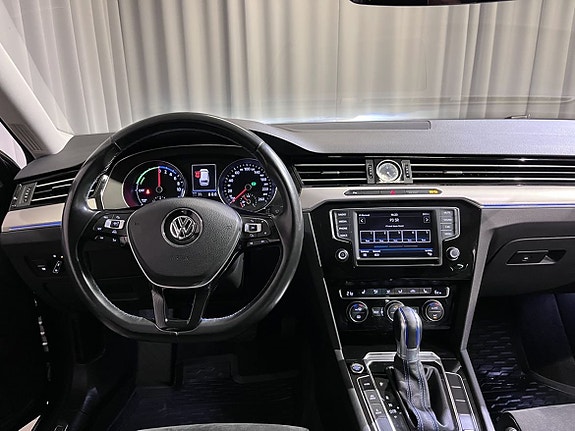 Volkswagen Passat 13 of 19