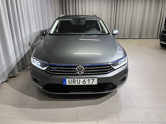 Volkswagen Passat 2 of 5