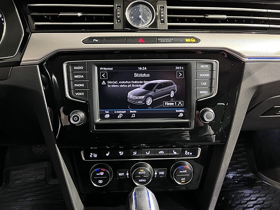 Volkswagen Passat 17 of 19