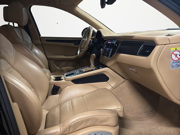 Porsche Macan 12 of 17