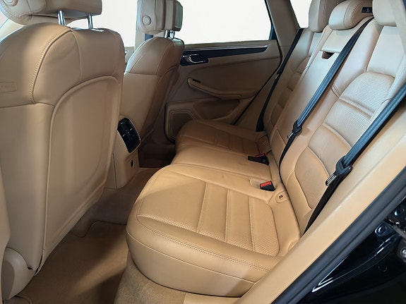 Porsche Macan 13 of 17