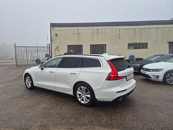 Volvo V60 2 of 5