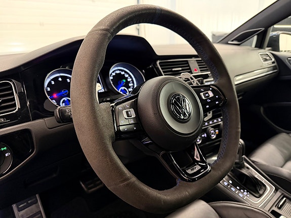 Volkswagen Golf VII 17 of 26