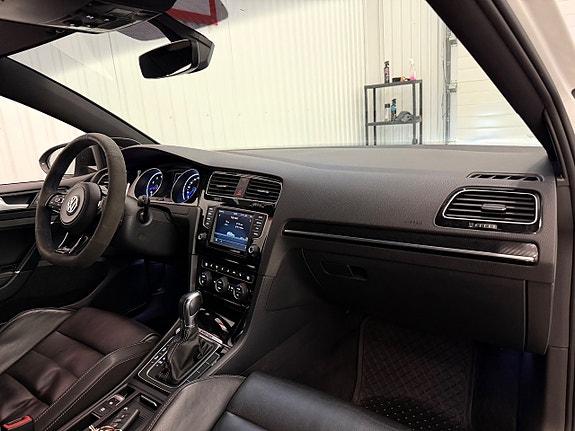 Volkswagen Golf VII 10 of 26