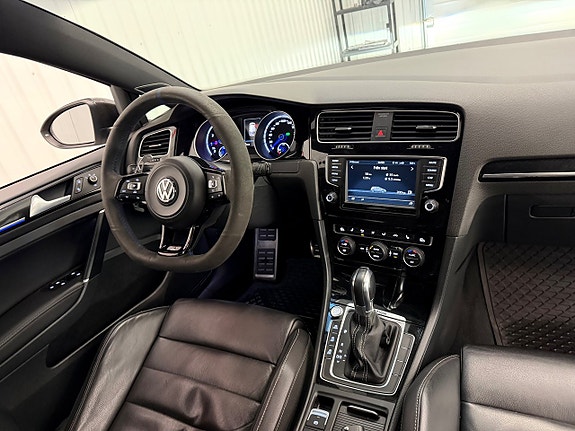 Volkswagen Golf VII 11 of 26