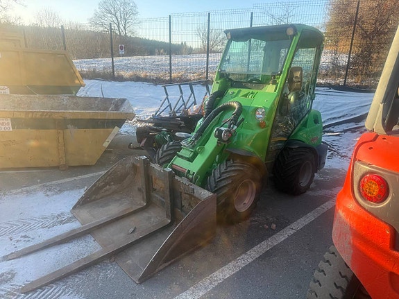 Avant 528 med hytt, hydraulisk vikplog och sandspridare mm