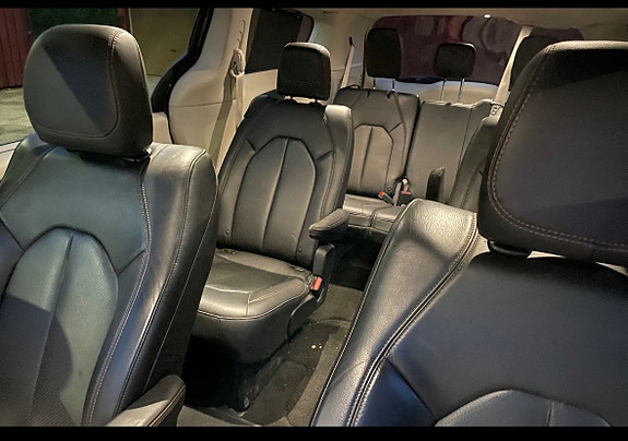 Chrysler Pacifica 2 of 4