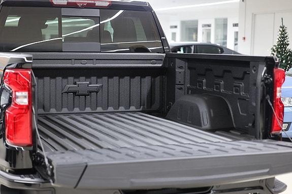 Chevrolet Silverado EV 11 of 23
