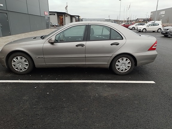 Mercedes-Benz C180 2 of 8
