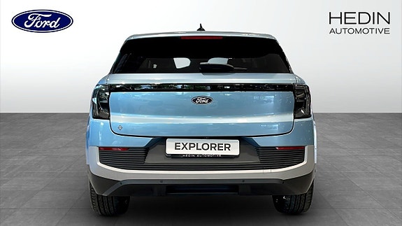 Ford Explorer 4 of 5