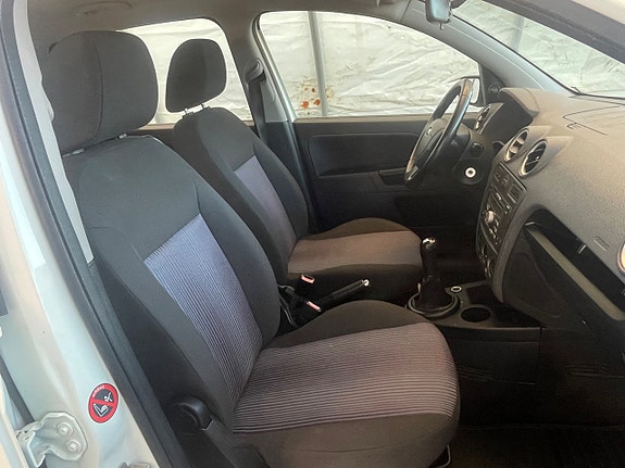 Ford Fusion 11 of 19