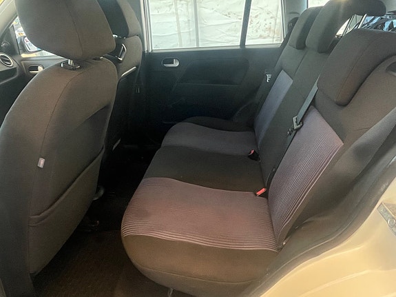 Ford Fusion 8 of 19