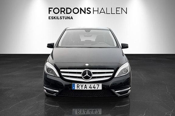 Mercedes-Benz B180 2 of 5