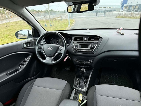 Hyundai i20 10 of 16