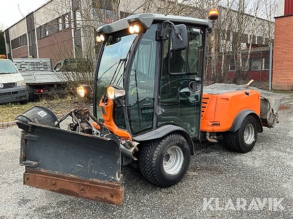 Redskapsbärare Kärcher MIC D med vikplog och