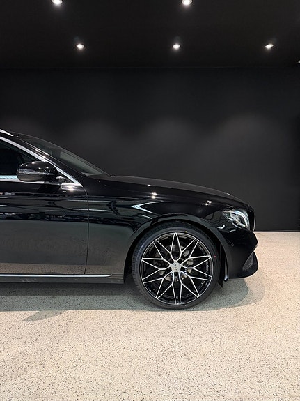 Mercedes-Benz E220 3 of 19