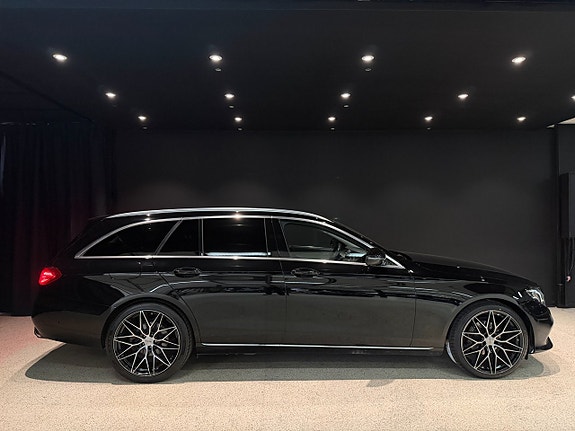 Mercedes-Benz E220 2 of 19