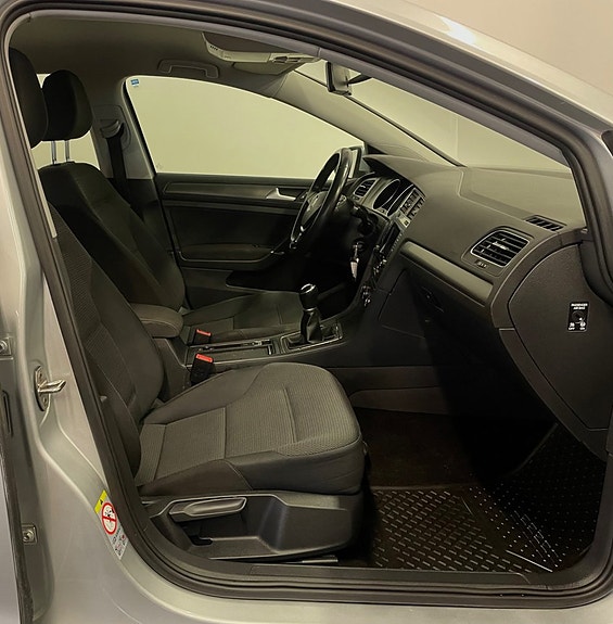 Volkswagen Golf VII 10 of 12