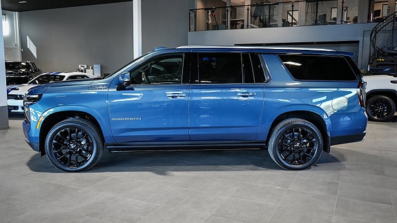Chevrolet Suburban 4 of 5