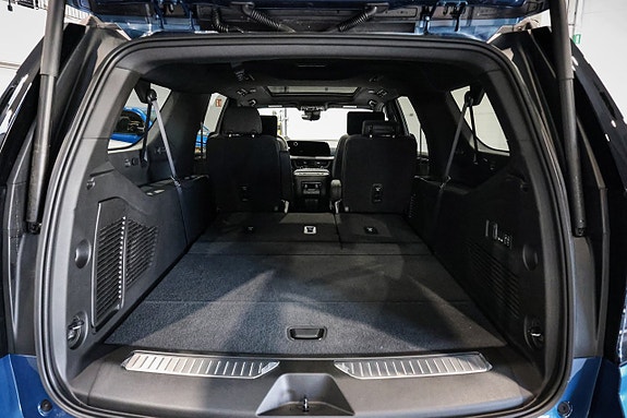 Chevrolet Suburban 10 of 30
