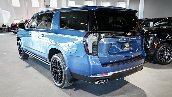 Chevrolet Suburban 7 of 30