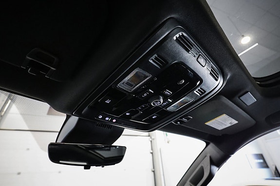 Chevrolet Suburban 30 of 30
