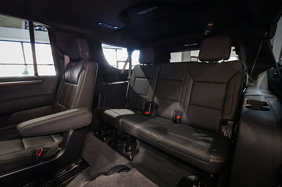 Chevrolet Suburban 18 of 30