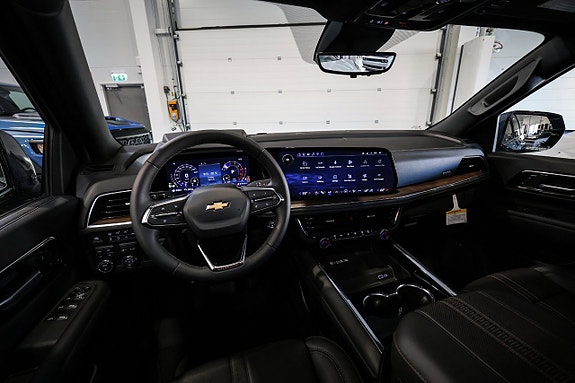 Chevrolet Suburban 14 of 30
