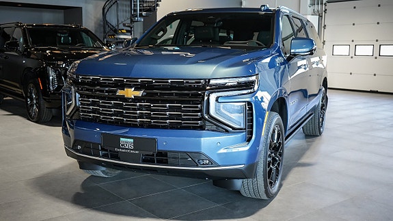 Chevrolet Suburban 3 of 5